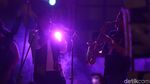 Gaya Saut Situmorang Main Saxophone di Konser Perangi Korupsi
