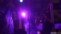 Saut berkolaborasi dengan grup musik Marjinal.