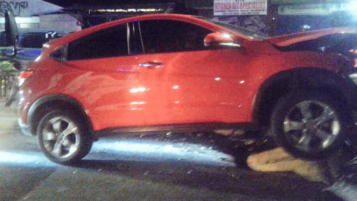 Mobil Tabrak Pembatas Jalan di Lenteng Agung, Bagian Depan Ringsek