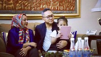 Suami Soraya Mohamad Ali ini sedang menghabiskan waktu bersama istri dan cucunya. Nampak ada beberapa jajanan pasar tersaji di depan mereka. Foto: Instagram zul.hasan