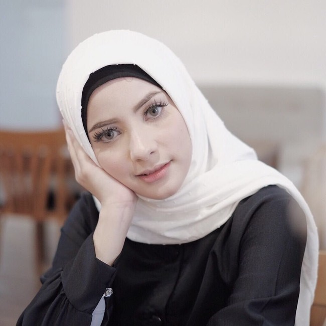 Salah satunya adalah Mouzalina. Juara Hijab Hunt 2014 itu kini menekuni passion-nya di bidang fashion dengan menjadi model busana muslimah hingga membuat brand hijab sendiri. Foto: Instagram/mouzalina