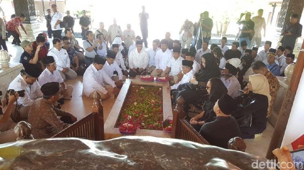 Ziarah ke Makam BK, Prabowo Disambut Pemuda #2019GantiPresiden