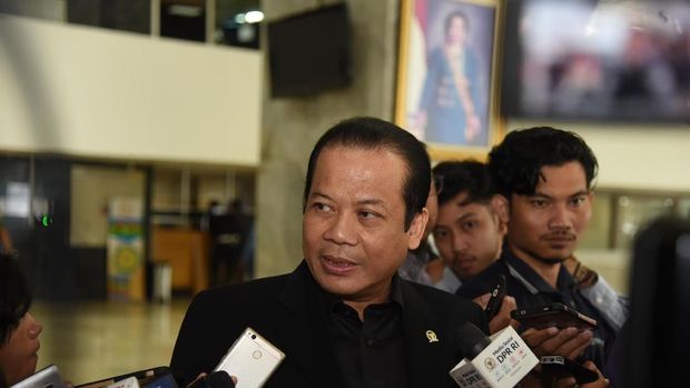 Taufik Kurniawan saat diwawancara di Gedung DPR. 