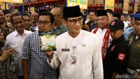 Sandiaga mengecek harga gula pasir.