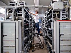 Menengok Mesin Penambang Bitcoin cs Keliling