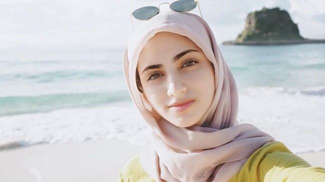 Munira Agile juga jadi salah satu selebgram hijab dengan penampilan yang modis. Ibu anak satu itu sering tampil sederhana tapi tetap chic. Foto: Instagram/miragile