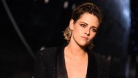 Kristen Stewart tetap menampilkan gayanya dengan makeup bergaya vampir. Pascal Le Segretain/Getty Images for Chanel