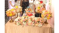 Datang ke pesta ulang tahun Sarwendah, Zaskia bersama teman artis yang lain berpose manis di depan kue tart berisi hiasan bunga cantik bernuansa merah muda. Foto: Instagram zaskia_gotix