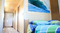 Di lantai atas, ada lima kamar tidur yang terdiri dari empat kamar bersama dengan tempat tidur susun, dan satu kamar pribadi. Istimewa/Inhabitat.