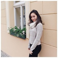 Ia mulai terjun kedunia akting dengan membintangi sejumlah film layar lebar di antaranya: Crazy Love dan Get Married 4. Muda, cantik dan berbakat tiga kata yang cocok untuk Tatjana, setuju? Foto: Instagram/tatjanasaphira