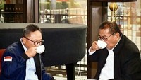 Ini bukti lain kalau Zulkifli juga doyan ngopi. Bersama Deddy Mizwar mereka menikmati secangkir kopi bersama. Foto: Instagram zul.hasan