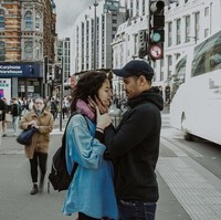 Seperti saat mereka berkunjung ke London beberapa waktu lalu, Putri Marino yang kini hamil anak Chicco Jerikho membiarkan rambut sebahunya terlihat berantakan. Foto: Instagram/@chicco.jerikho