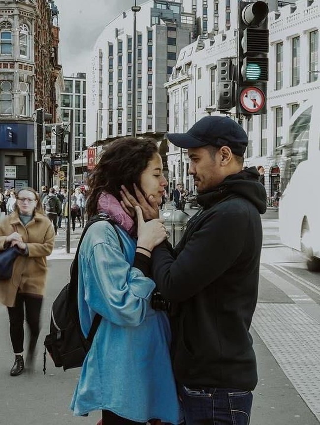 Seperti saat mereka berkunjung ke London beberapa waktu lalu, Putri Marino yang kini hamil anak Chicco Jerikho membiarkan rambut sebahunya terlihat berantakan. Foto: Instagram/@chicco.jerikho