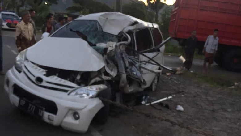 Mobil Jadi Rempeyek di Maros, Ibu-Anak Tewas dan Ayah Kritis Mobil Jadi Rempeyek di Maros, Ibu-Anak Tewas dan Ayah Kritis
