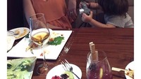 Saat makan bersama, El terlihat belajar memotret sang bunda. He said, cheers, tulis Jedar. Foto: Instagram @inijedar