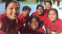 Di lapangan pun berswafoto. (dok pribadi)