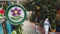 Kampung Papanggo lebih asri dengan adanya pot-pot tanaman di sepanjang jalan.
