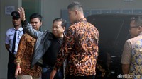 Saat hendak dieksekusi, Novanto terlihat kasual mengenakan kaus hitam dengan jaket berwarna senada dipadu celana jins dan sepatu kets.