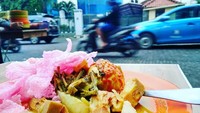 Netizen @i.p.u.l ini benar-benar sarapan di pinggir jalan nih. Seporsi ketupat sayur padang dengan kerupuk merah jadi pilihannya. Foto: Instagram