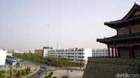 Dari atas tembok ini, traveler bisa melihat pemandangan Kota Yanchi secara lebih jelas. Zaman dahulu, tembok ini memang berfungsi sebagai benteng dan menara pengintai. (Wahyu/detikTravel)