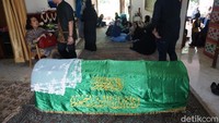 Jenazah saat ini masih disemayamkan di rumah duka.