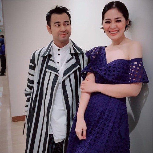 Gaunnya kali ini tampak atraktif dengan aksen cutout dan warna ungu yang tidak monoton. Foto: Instagram Gracia Indri