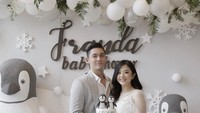Waktu baby shower, Franda dan Samuel memilih tema pinguin untuk pestanya. Kue dan cupcakes dihias dengan dekorasi serba pinguin. Gemas! Foto: instagram @frandaaa87