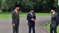 Pangeran Mateen tampak memakai jas dan peci, sama seperti ayahnya.