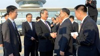 Menlu China sesaat sebelum meninggalkan Korut untuk mengakhiri kunjungan langkanya (Foto: Dok. KCNA via Reuters)