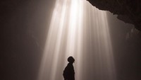Ia mengunggah foto-foto keseruannya di sana. Salah satunya saat di Gua Jomblang, Gunungkidul (adipati/Instagram)