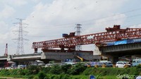 Tahap pekerjaan seksi 1 A mayoritas pekerjaan atas yaitu kolom, pierhead atau pembuatan kepala tiang, girder atau memasang balok beton dan balance cantilever melintas jalan tol wiyoto wiyono sudah selesai.