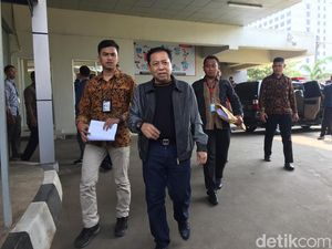 Lambaian Tangan Novanto Saat Pamit Dieksekusi ke Sukamiskin