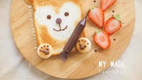 Remaja yang satu ini ternyata juga pernah membuat buku masak yang berjudul Everything is So Sweet tahun 2016 lalu. Di tangannya, selembar roti panggang dan selai cokelat bisa disulap jadi wajah monyet yang imut lho.Foto: Instagram @songsweetsong
