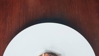 Aktris dan model keturunan Belanda-Indonesia ini ternyata suka kulineran. Ia sering mengunggah foto-foto makanan yang menggugah selera seperti yang satu ini. Foto: Instagram @michelleziu