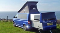 Mobil Van Doubleback ini terlihat seperti van biasa sampai bagian belakangnya digeser ke belakang dan menggandakan luas ruangannya. Istimewa/Inhabitat.