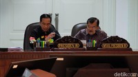 Tak lupa, ada Muhammad Jusuf Kalla, wapres yang kini mendampingi Jokowi. JK saat ini merupakan pihak terkait gugatan soal periode cawapres di MK. Bila gugatan dikabulkan, JK punya kesepakatan untuk jadi cawapres lagi. Namun, hingga 3 hari pendaftaran tersisa, MK belum memutus gugatan itu. Koalisi Jokowi juga melempar kode sudah tidak akan menunggu putusan MK. 