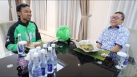 Pria 55 tahun ini mengajak salah satu supir ojek online makan bersama di Gedung MPR. Mereka asyik berdialog sambil makan sate Padang. Wah, supir ojeknya beruntung ya! Foto: Instagram zul.hasan