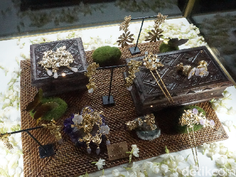 Perhiasan Tulola Jewelry karya Happy Salma dan Dewi Sri.