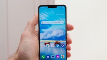 Handset ini memiliki bentang layar 6,1 inch dengan resolusi QHD+ dan kerapatan pixel 564 ppi. Berbeda dengan saudaranya V30S ThinQ yang menggunakan layar OLED, LG memasang layar LCD Super Bright Display. (Foto: pocket-lint)