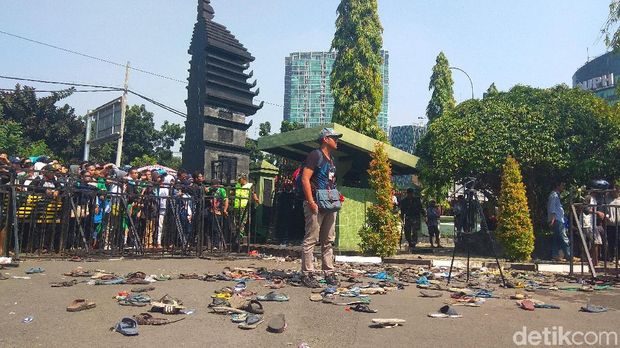 Ribuan Bonek 'Serbu' Tiket Laga Persebaya, Pagar Korem Jebol