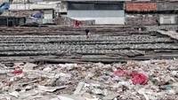 Mereka bisa menjual sampah plastik Rp 4.400 per kilogram.