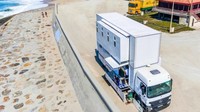 The Truck Surf Hotel menawarkan akomodasi yang unik untuk turis yang menginginkan sedikit fleksibilitas dalam rencana liburan mereka, karena tentunya hotel tersebut bisa dibawa ke mana-mana oleh truk yang menjadi pondasinya. Istimewa/Inhabitat.
