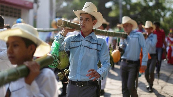 Perayaan tahunan festival keagamaan di Panchimalco, El Salvador diselanggarakan semarak pada 3 May, 2018 waktu setempat.