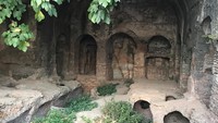 7 pemuda ini bersembunyi di dalam gua di pinggir kota karena pada saat itu kekaisaran romawi meminta rakyatnya untuk menyembah dewa romawi. (mrmustili/Instagram)