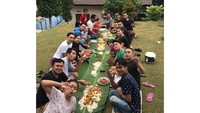 Wah! Kalau ini momen kebersamaan Zaskia dan kerabat serta keluarganya saat menyantap hidangan liwet dengan lauk komplet, lengkap dengan daun pisang. Foto: Instagram zaskia_gotix