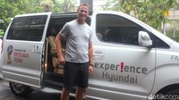 Ada 2 mobil asal Korea yang digunakan Sheringham selama di Jakarta, yakni Hyundai Santa Fe dan H-1. Foto: Hyundai