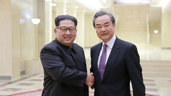 Foto: Momen Langka Pertemuan Kim Jong Un dan Menlu China