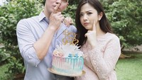  Saat hamil besar, Franda dan Samuel membuat foto bersama sebuah kue. Kuenya berwarna pink dan biru yang seolah menjadi tebak-tebakan, bayi laki-laki atau perempuan yang tengah dikandung Franda. Foto: instagram @frandaaa87