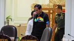 Penampilan Jokowi Pakai Jaket Asian Games saat Pimpin Rapat