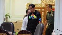 Jokowi kemudian menuju kursinya untuk memulai rapat. Ada 2 rapat yang dipimpin Jokowi pada hari ini yakni tentang promosi Asian Games 2018 dan peningkatan kerja sama dengan negara-negara Pasifik Selatan. Foto: Andhika Prasetia/detikcom